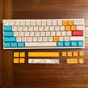 Ducky One 2 Mini Mechanical Gaming Keyboard – Cherry MX Black – Extra Keycaps